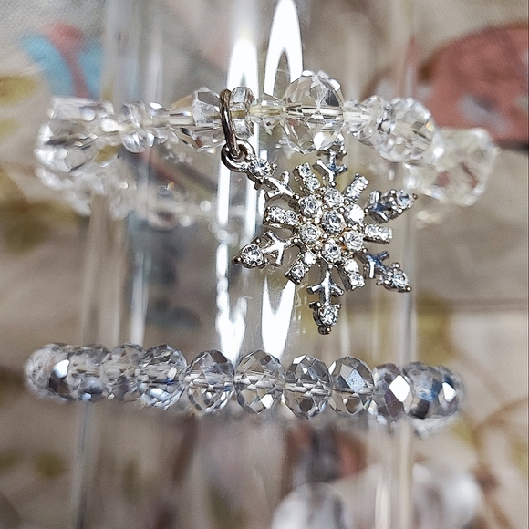 Pair of 2 Clear Faceted Crystal Stretch Bracelets Vintage Silver Tone Snowflake - Picture 2 of 16